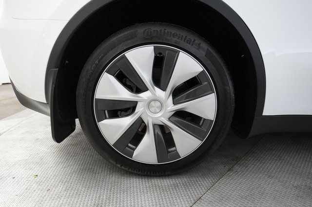 2023 Tesla Model Y — photo 17 of 21