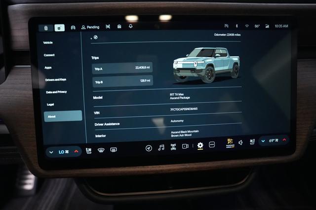 2025 Rivian R1T — photo 5 of 21