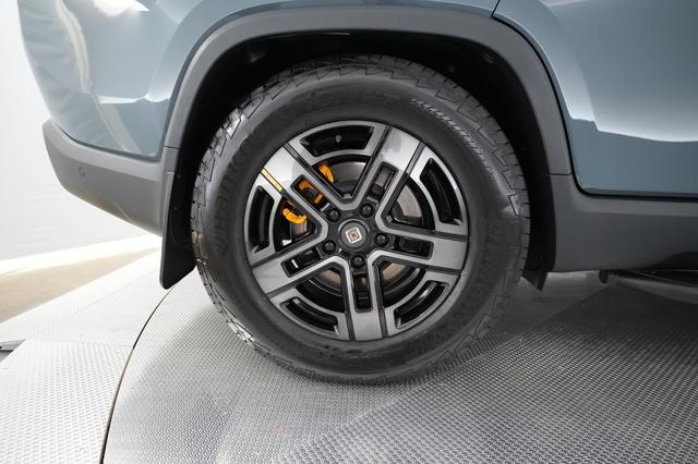 2025 Rivian R1T — photo 7 of 21