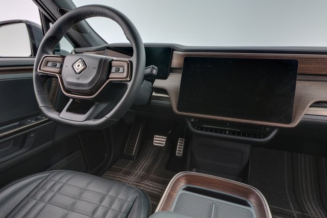 2025 Rivian R1T — photo 18 of 21