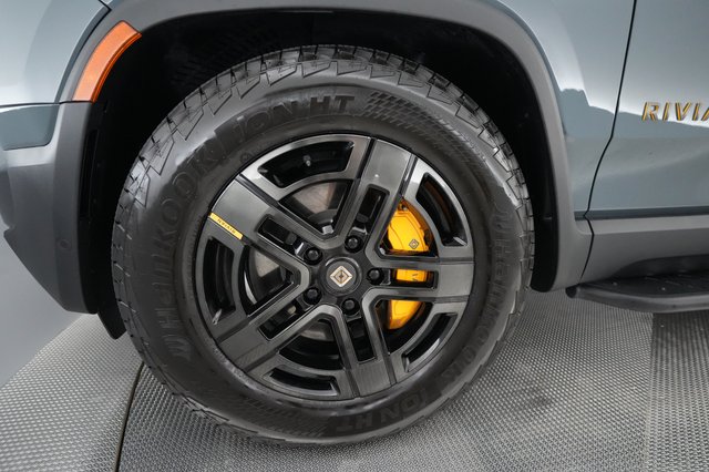 2025 Rivian R1T — photo 14 of 21