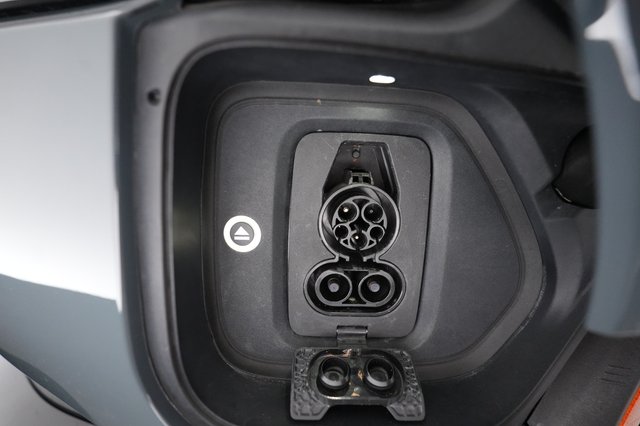 2025 Rivian R1T — photo 8 of 21