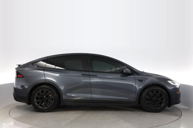 2022 Tesla Model X — photo 10 of 21