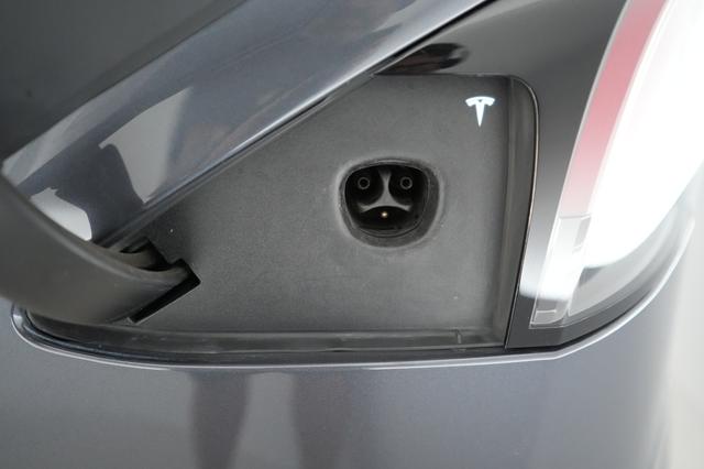 2022 Tesla Model X — photo 8 of 21