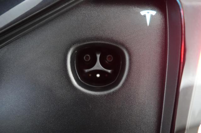2024 Tesla Model X — photo 8 of 24