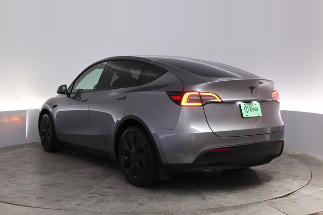 2024 Tesla Model Y — photo 13 of 26