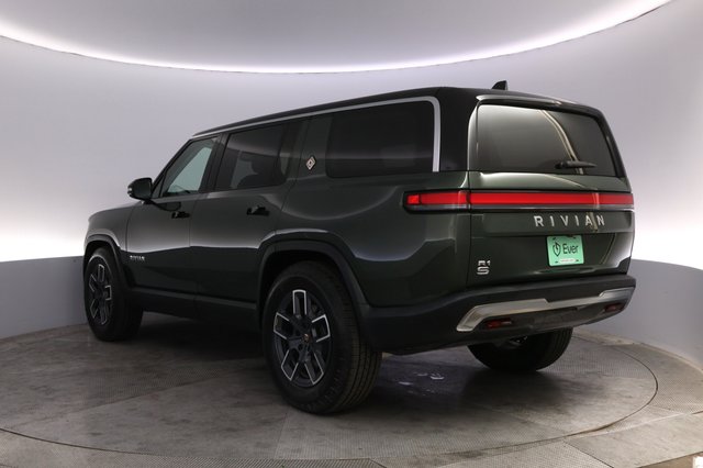 2024 Rivian R1S — photo 13 of 24