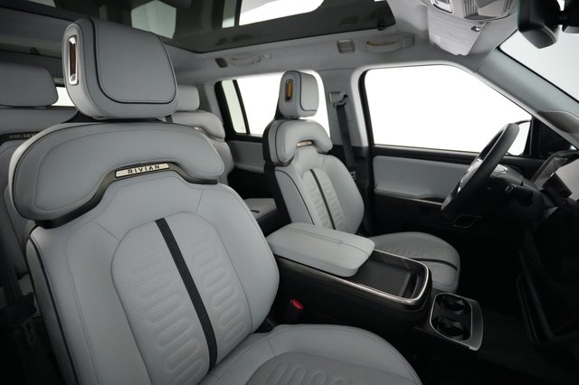 2024 Rivian R1S — photo 18 of 24