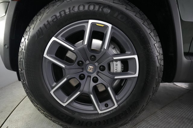 2024 Rivian R1S — photo 17 of 24