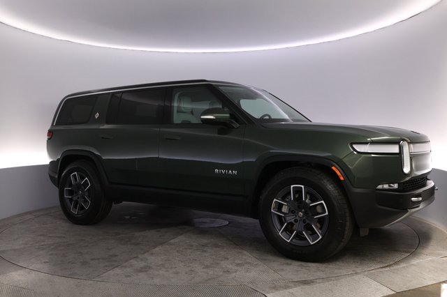 2024 Rivian R1S — photo 11 of 24