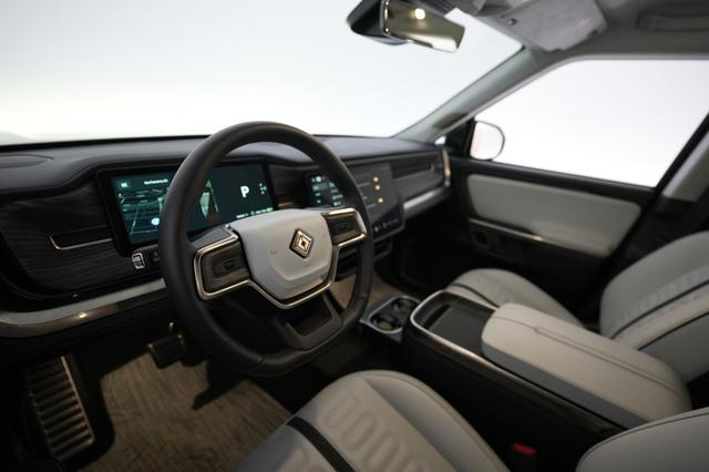 2024 Rivian R1S — photo 3 of 24