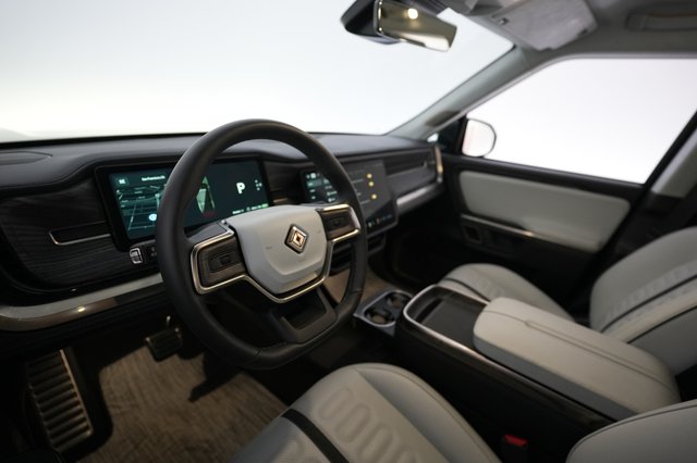 2024 Rivian R1S — photo 3 of 24