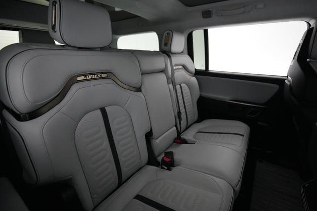 2024 Rivian R1S — photo 4 of 24