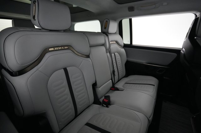 2024 Rivian R1S — photo 4 of 24