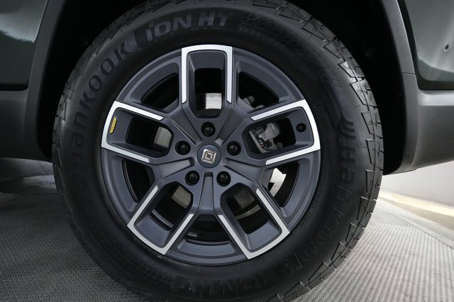2024 Rivian R1S — photo 16 of 24