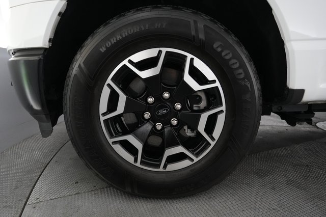 2022 Ford F-150 Lightning — photo 9 of 15