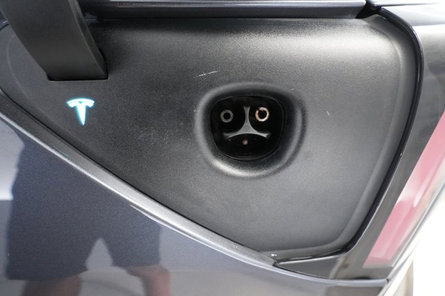 2018 Tesla Model 3 — photo 8 of 26