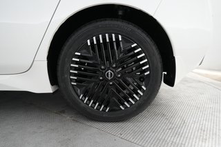 2024 Nissan LEAF — photo 7 of 24