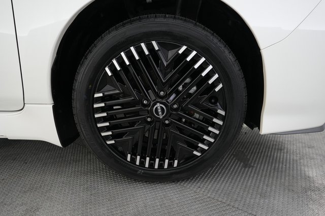 2024 Nissan LEAF — photo 16 of 24