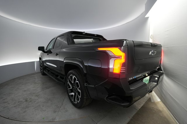 2025 Chevrolet Silverado EV — photo 2 of 16