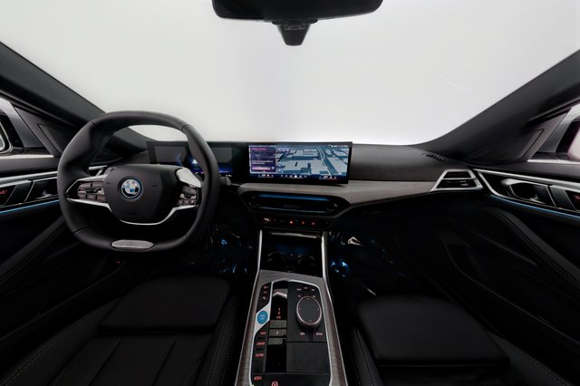 2025 BMW i4 — photo 21 of 23