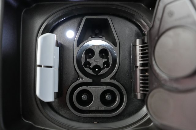 2025 BMW i4 — photo 8 of 23