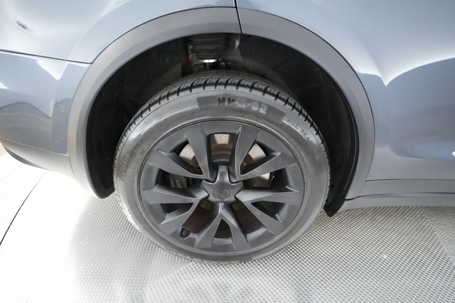 2022 Tesla Model X — photo 7 of 21