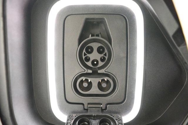 2022 Rivian R1T — photo 8 of 22