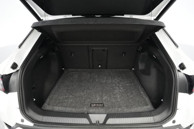 2023 Volkswagen ID.4 — photo 6 of 21