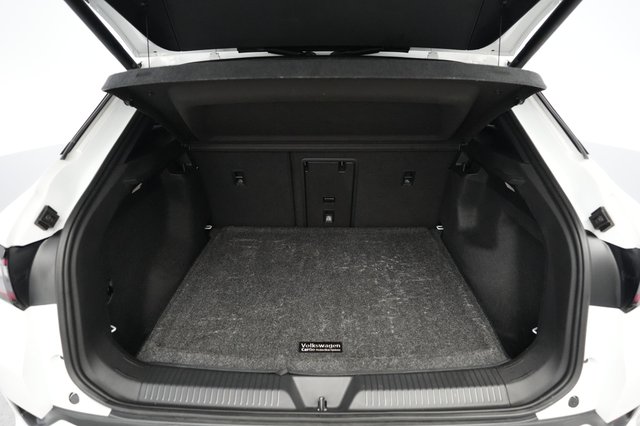 2023 Volkswagen ID.4 — photo 6 of 21