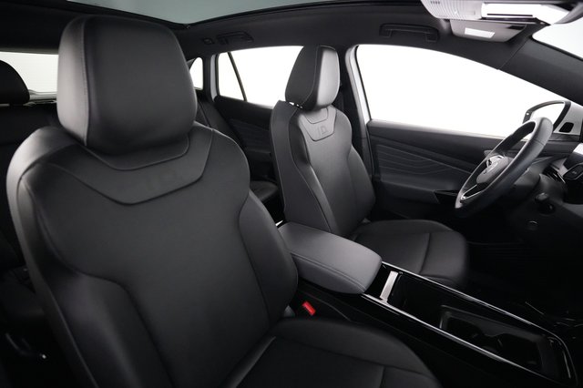 2023 Volkswagen ID.4 — photo 18 of 21