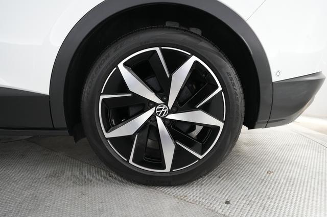 2023 Volkswagen ID.4 — photo 7 of 21