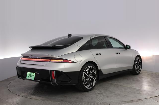 2023 Hyundai IONIQ 6 — photo 2 of 21