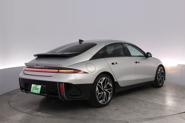 2023 Hyundai IONIQ 6 — photo 2 of 21