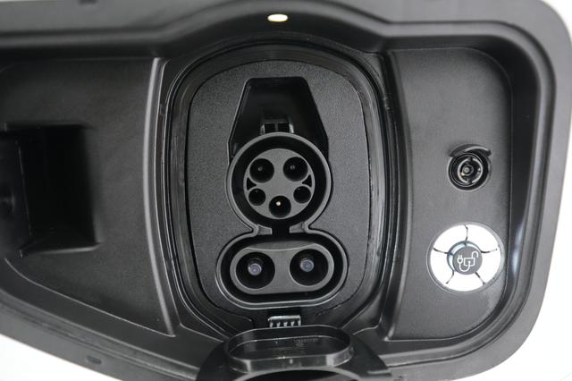 2022 Ford F-150 Lightning — photo 8 of 17