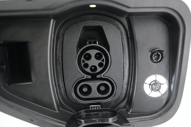 2022 Ford F-150 Lightning — photo 8 of 17