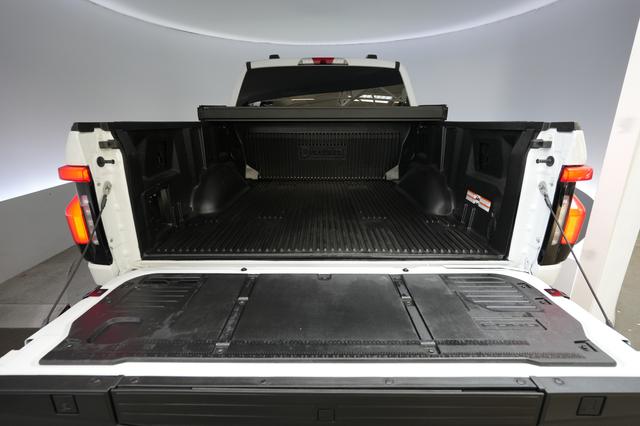 2022 Ford F-150 Lightning — photo 6 of 17