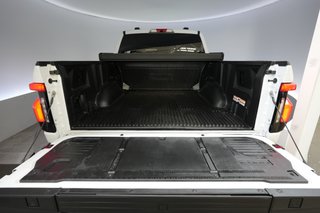 2022 Ford F-150 Lightning — photo 6 of 17