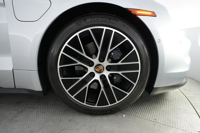 2022 Porsche Taycan — photo 16 of 25