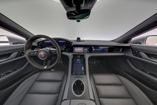2022 Porsche Taycan — photo 21 of 25