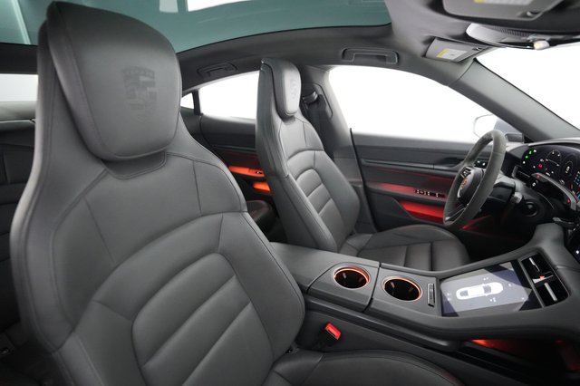2022 Porsche Taycan — photo 18 of 25