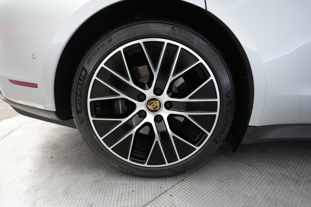 2022 Porsche Taycan — photo 17 of 25