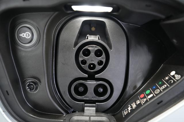 2022 Porsche Taycan — photo 8 of 25