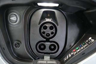 2022 Porsche Taycan — photo 8 of 25