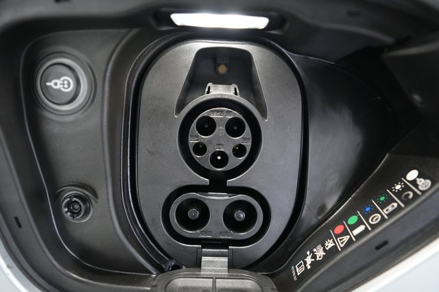 2022 Porsche Taycan — photo 8 of 25