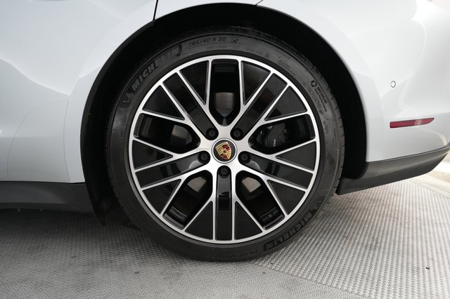 2022 Porsche Taycan — photo 7 of 25