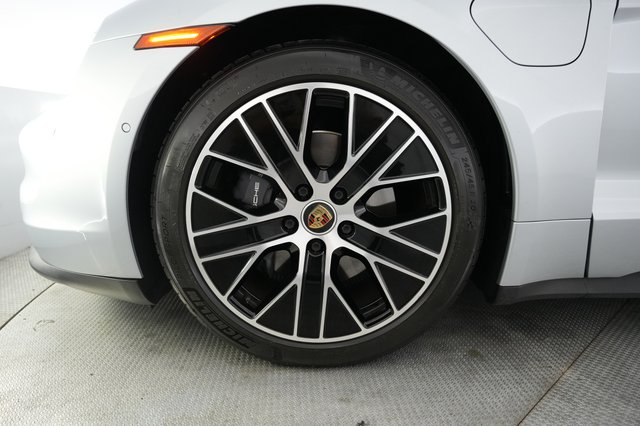 2022 Porsche Taycan — photo 15 of 25