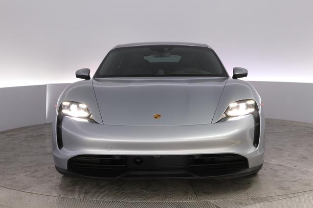 2022 Porsche Taycan — photo 9 of 25