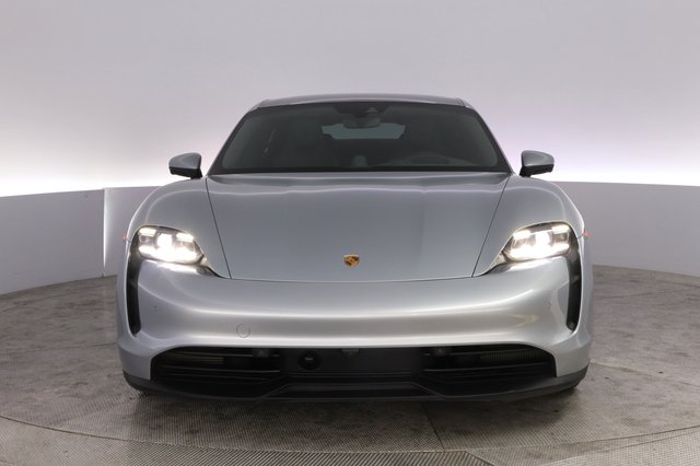 2022 Porsche Taycan — photo 9 of 25