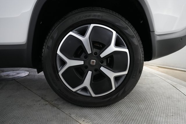 2024 Rivian R1S — photo 7 of 24